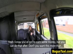 Молодая красотка за деньги отдалась таксисту